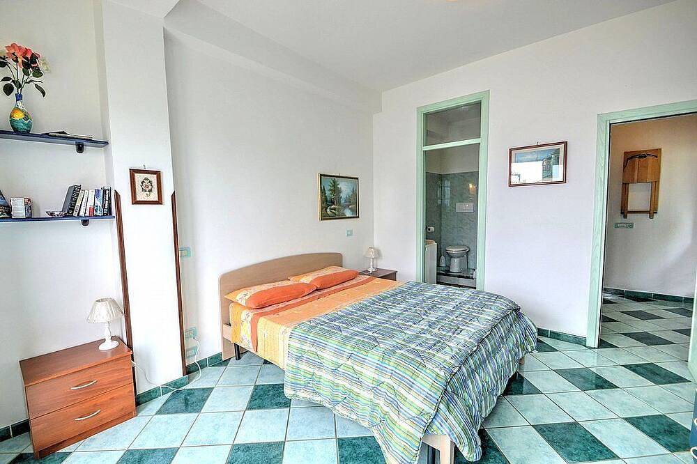 Villa Antea: A characteristic and welcoming apartment built on the sloping cliff in front of the sea, with Free Wi-Fi. in Ravello, Costa Amalfitana