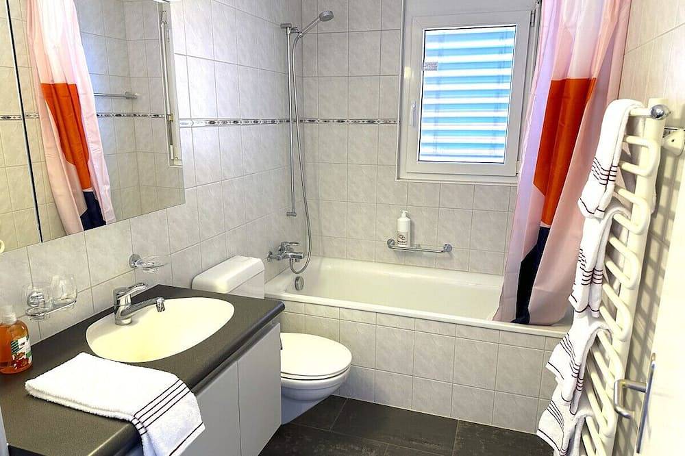 Geheel appartement, Swisshut Stunning Views Alps & Lake - Apart. Innerdorf in Sigriswil, Meer van Thun