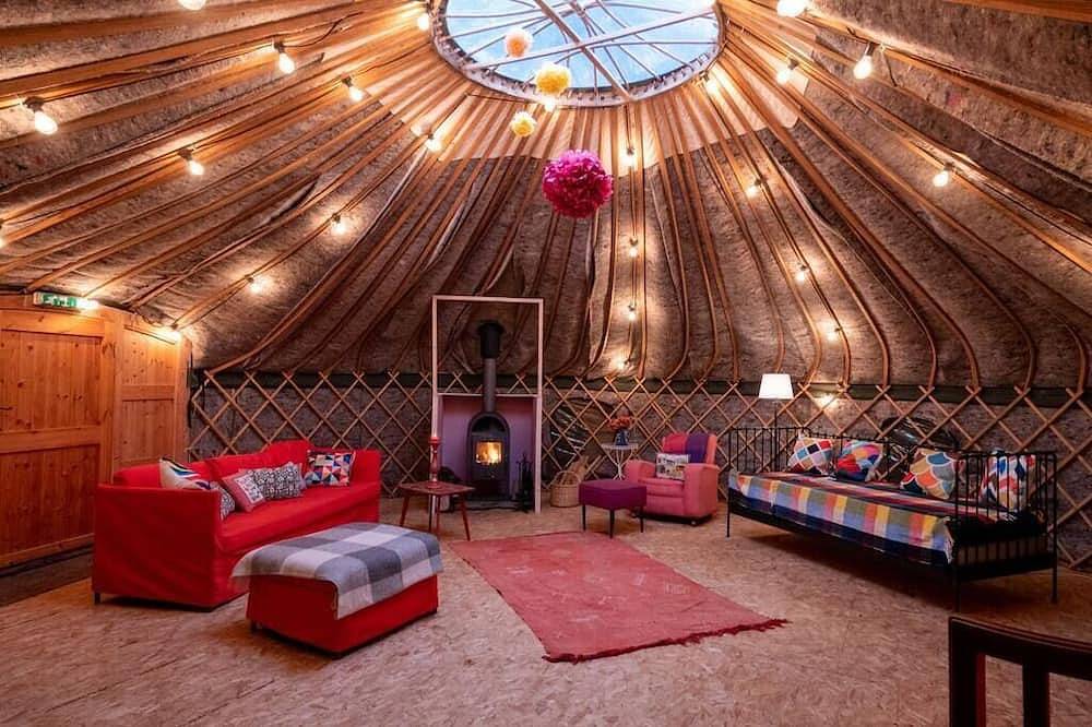 Entire apartment, Beautiful Giant Glamping Yurt: Sleeps 8 in North Lincolnshire