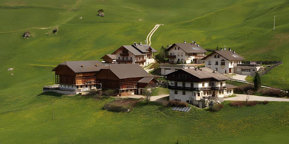 Appartamento intero, Appartamento 'Wirthof 1' con vista montagna, terrazza in comune e Wi-Fi in La Valle, Dolomiti Superski