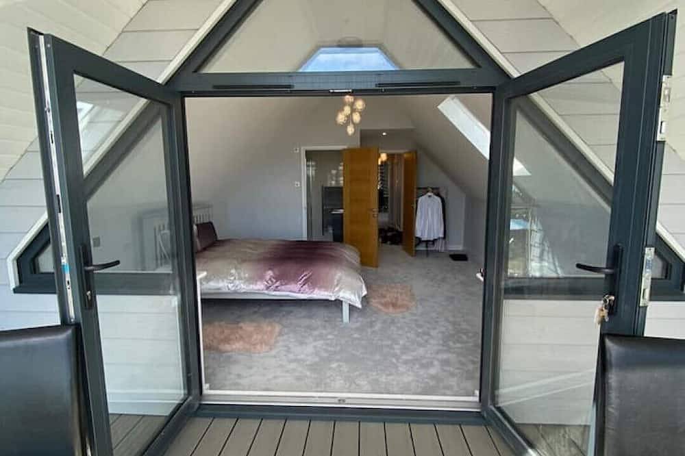 Stunning 5 Bed - Balcony, Garden and Sea Views in Poole, Poole Harbour