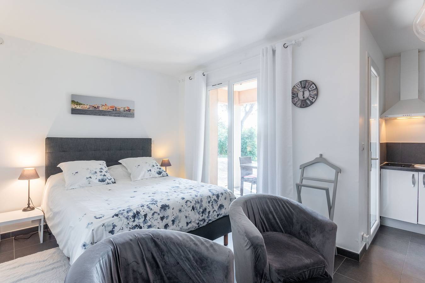 Entire studio, Studio "1 - Le Mas Du Soleil" with Shared Pool, Wi-Fi, and Air Conditioning in Sainte-Maxime, Mediterranean Coast (France)