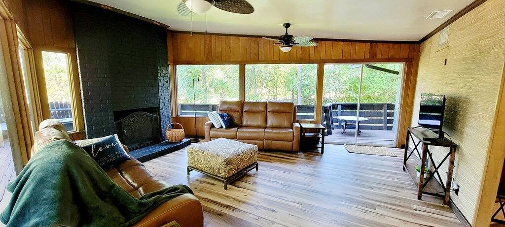 The Boat House! Hot Tub-Pool-Pool Table-Fire Pit-Rv & Boat parking! Docks Close! in Sam Rayburn Reservoir