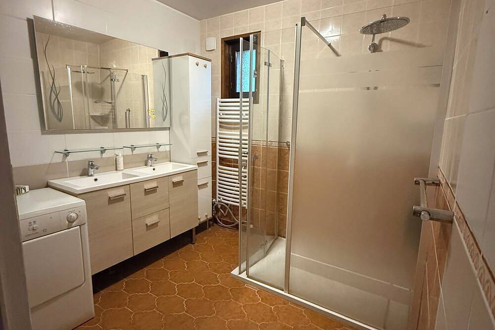 Quiet guest house in the heart of the village of Barjols Billiards Baby jacuzzi Pets in Barjols, Brignoles Region
