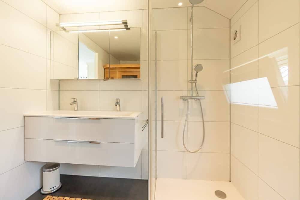 Dit chalet is uitgerust met een gashaard en infraroodsauna. in Burgh-Haamstede, Zeeuwse Kust