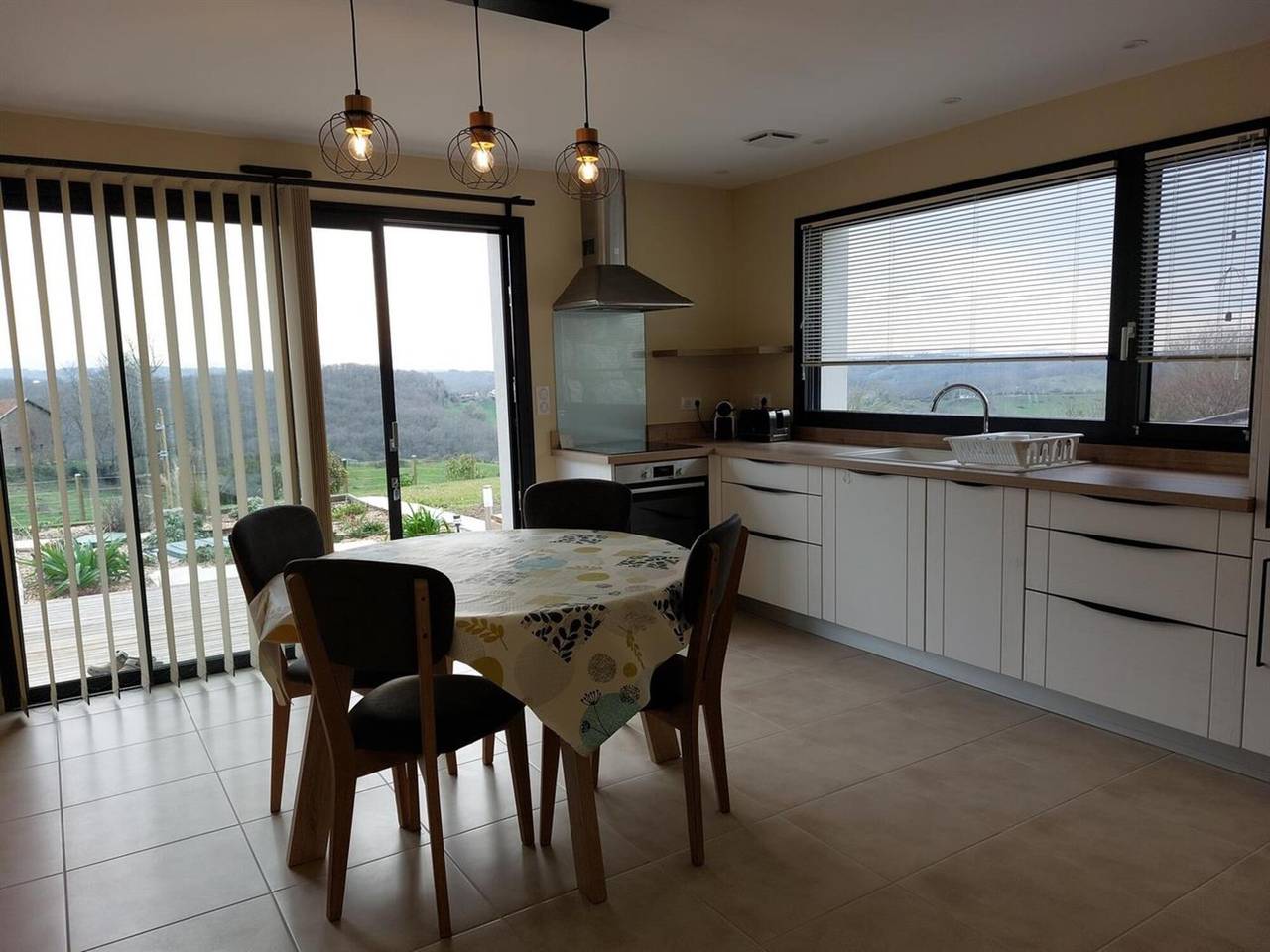 Appartement entier, Appartement 'Pyrenea' avec vue sur la montagne, terrasse privée et Wi-Fi in Salies-de-Béarn, Béarn