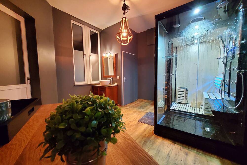 Suite spa Privatif Dans un Manoir in Saint-Amand-les-Eaux, Valenciennes region
