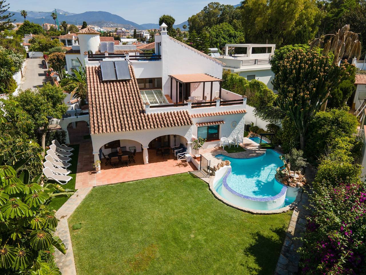 Villa 'By The Beach 5 Bedrooms' with Sea View, Wi-Fi and Air Conditioning in San Pedro de Alcántara, Marbella