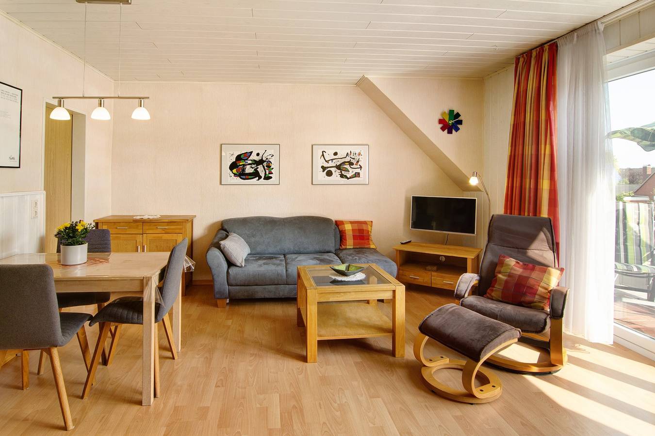 Ganzes Studio, Einzimmerapartment 'Ferienwohnung Goldblume Hooksiel' mit Gemeinschaftsgarten, Balkon und Wlan in Hooksiel, Wangerland