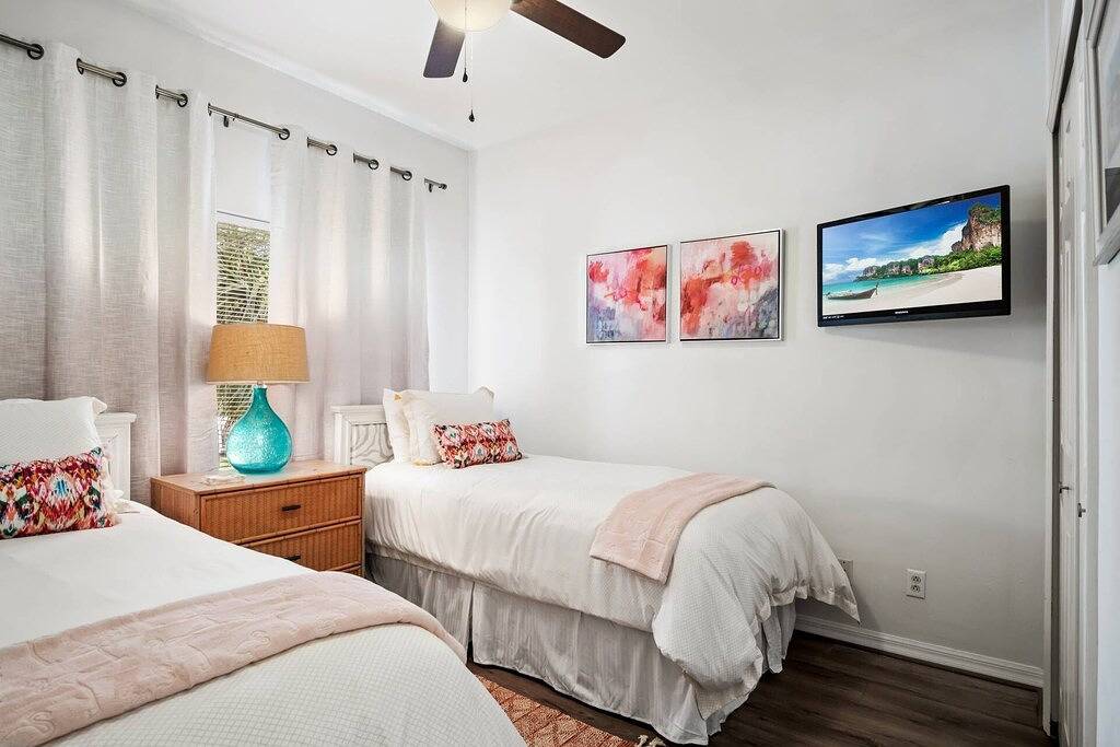 Ganze Wohnung, Pet Friendly, Nightly Condo! In-Unit Laundry, Wifi & Beach Gear; Walk to Dining/Shops (1 of 2 units) in Marco Island, Southwest Florida