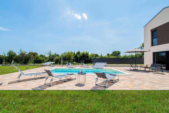 Ferienhaus für 7 Personen, mit Pool und Garten sowie Terrasse