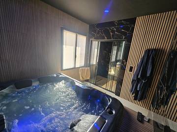 Gîte pour 2 personnes, avec jacuzzi et terrasse à Malataverne