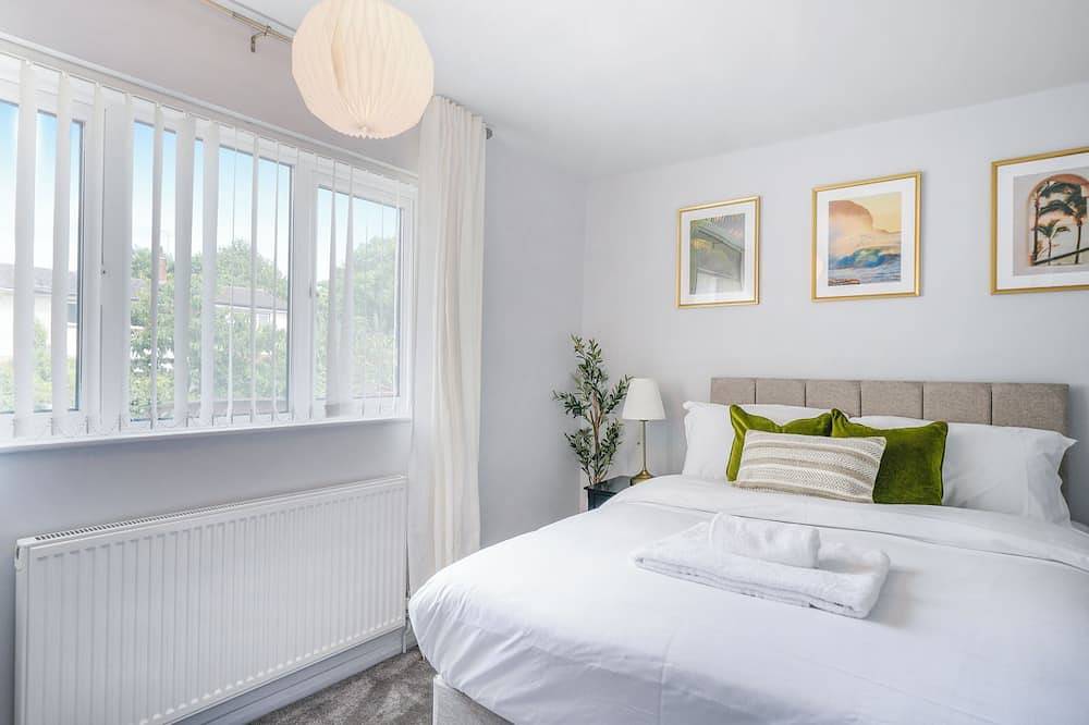 Charming 3-Bedroom Townhouse with Coastal Elegance in Stevenage, Hertfordshire