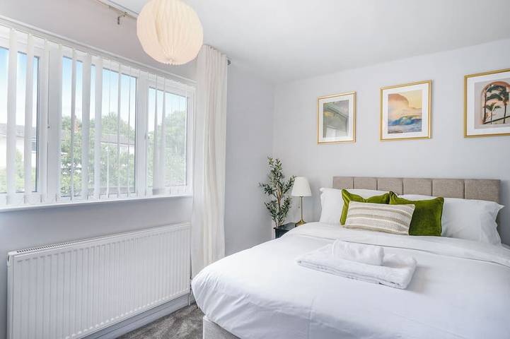 Charming 3-Bedroom Townhouse with Coastal Elegance in Stevenage, Hertfordshire