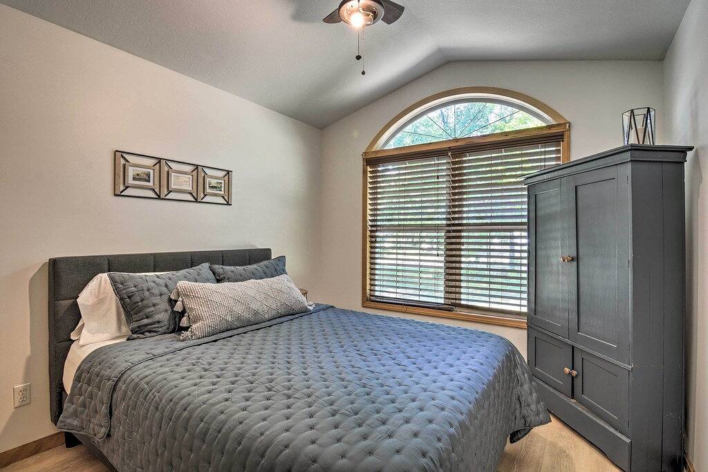 Upscale Family Cottage < 1 Mi to Higgins Lake in Higgins Lake