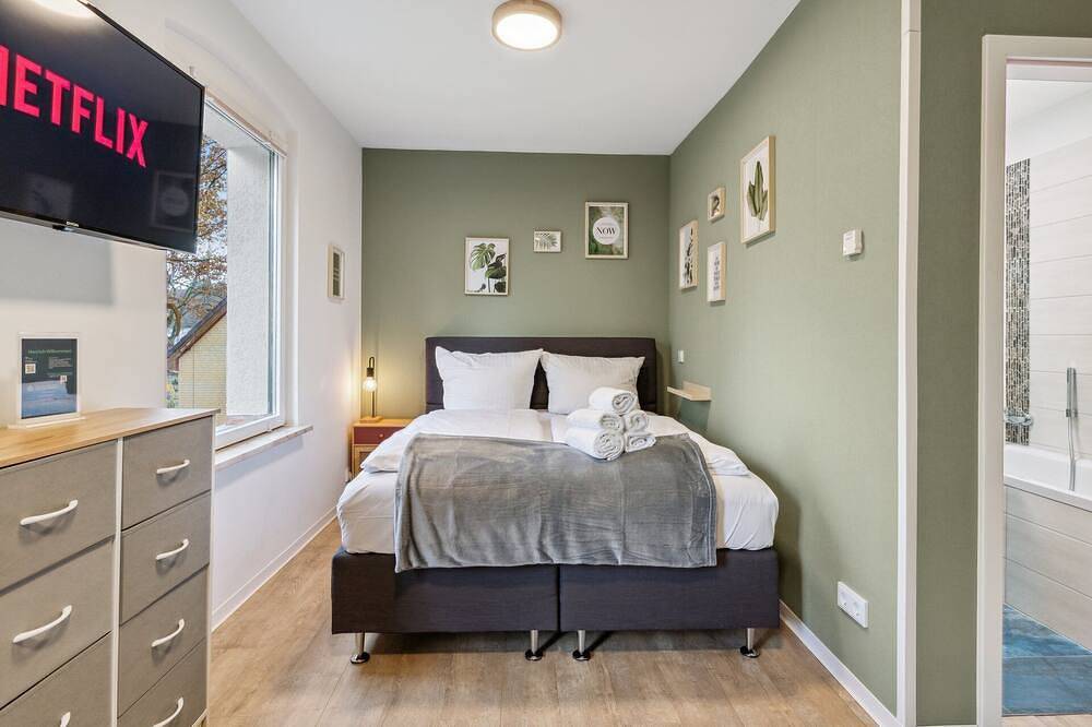 Ganze Wohnung, Vorstadtoase - 3 Pers - Badewanne, Queensize-Bett, Schlafcouch, Netflix, Parken in Eichwalde, Dahme-Seengebiet