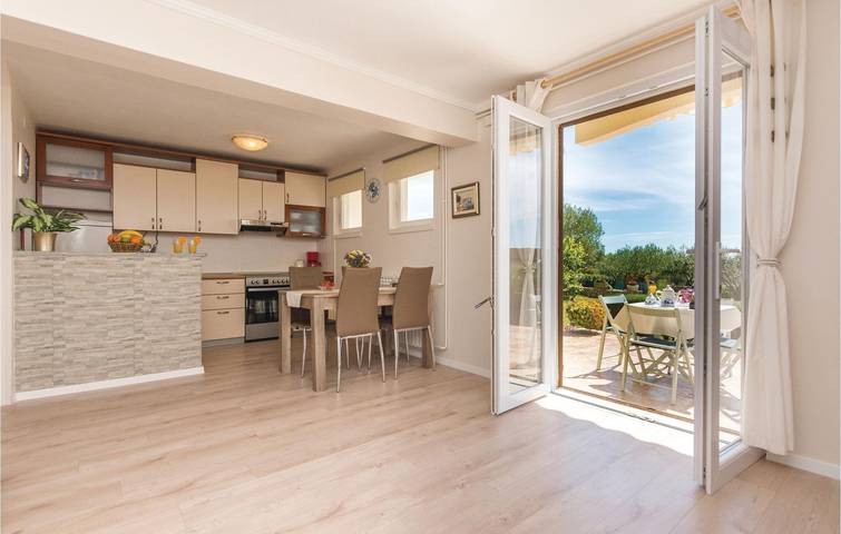 Ganze Ferienwohnung, Gemütliche Wohnung mit Terrasse und WLAN, 1 km vom Strand entfernt! in Zadar (Kommun), Zadar