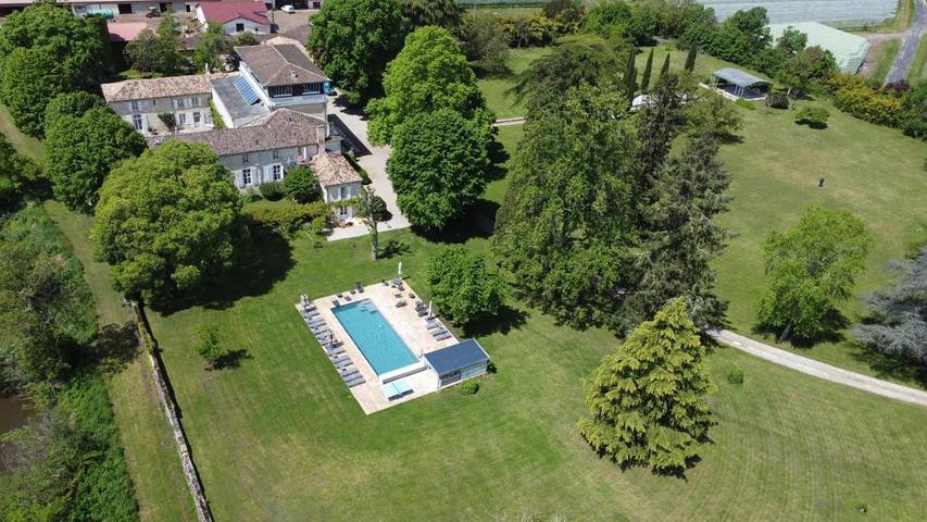 Location de vacances pour 2 personnes, avec Terrasse et Jardin ainsi que Piscine et Vue à Saint-Seurin-de-Prats