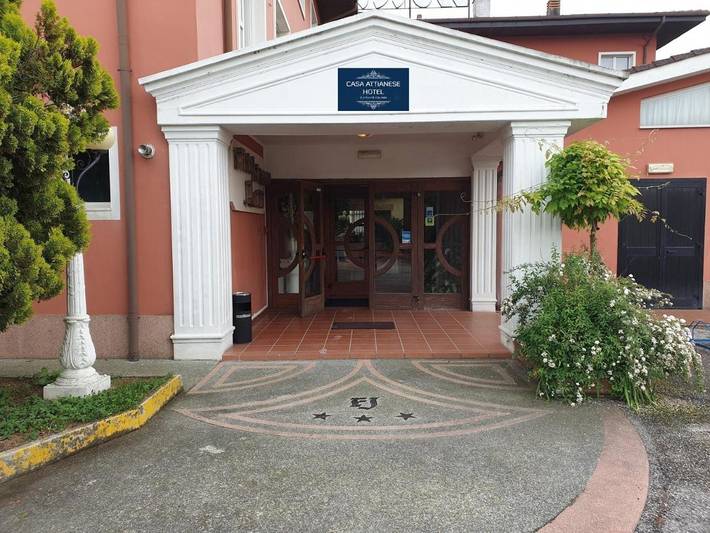 Hotel für 5 Personen, mit Balkon und Garten