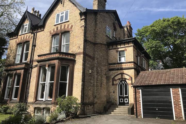 Holiday rental for 16 people, with hot tub and garden in Liverpool