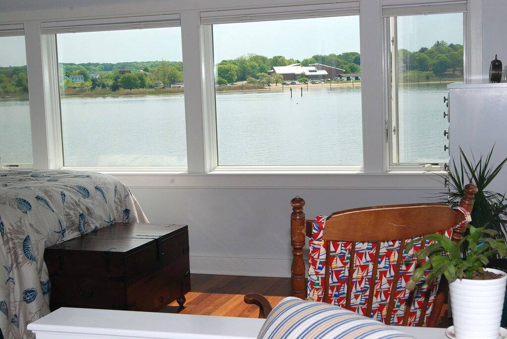 Ganze Wohnung, Seaside Getaway! Kurzer Spaziergang in die Stadt und 180 Grad Meerblick. in Mystic, Connecticut