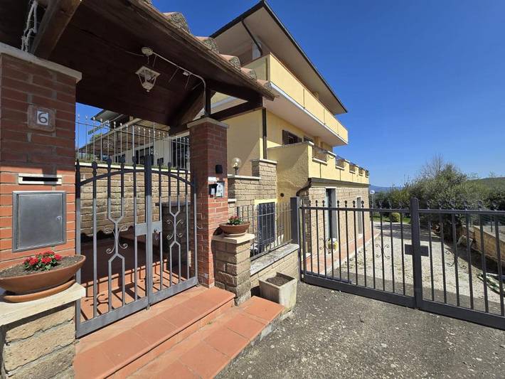 Appartamento per 11 persone, con Balcone e Terrazza nonché Giardino e Panorama a Manciano