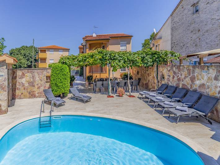 Maison de vacances pour 13 personnes, avec piscine et terrasse, animaux acceptés en Croatie