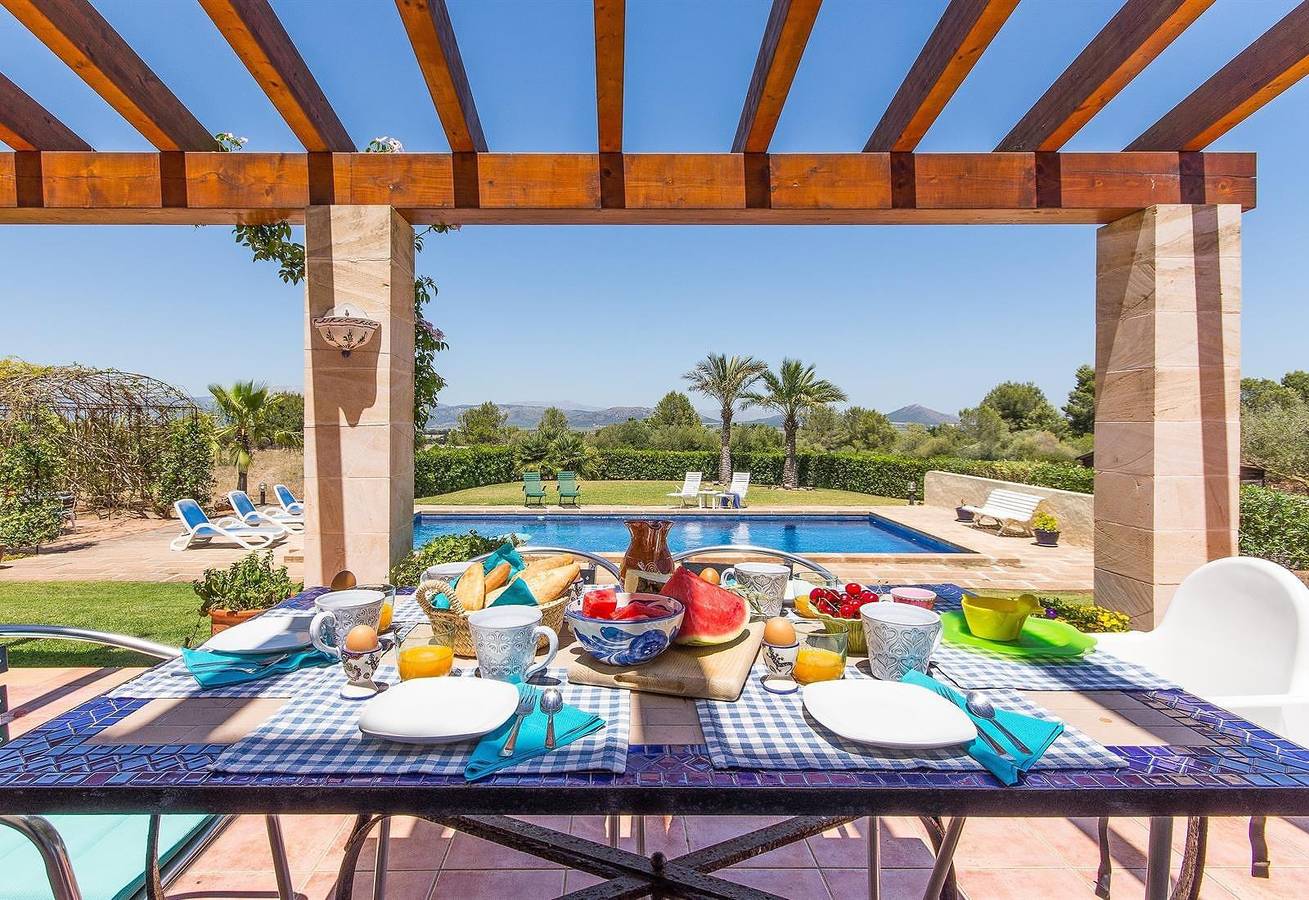 Casa de campo con piscina privada, vistas a la montaña, jardín, terrazas y Wi-Fi in Muro, Mallorca Norte