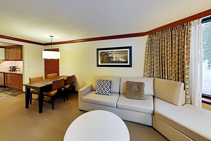 Vacation apartment for 8 people, with sauna and hot tub as well as pool by Lake Tahoe