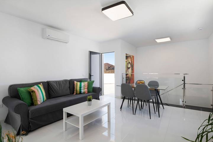 Ferienhaus 'Titán' mit Meerblick, WLAN und Klimaanlage in Tinajo, Lanzarote