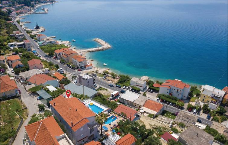 Ganze Ferienwohnung, Gemütliche 2-Zimmer-Wohnung mit Pool, Terrasse und nur wenige Schritte vom Strand entfernt in Jesenice, Omis-Riviera