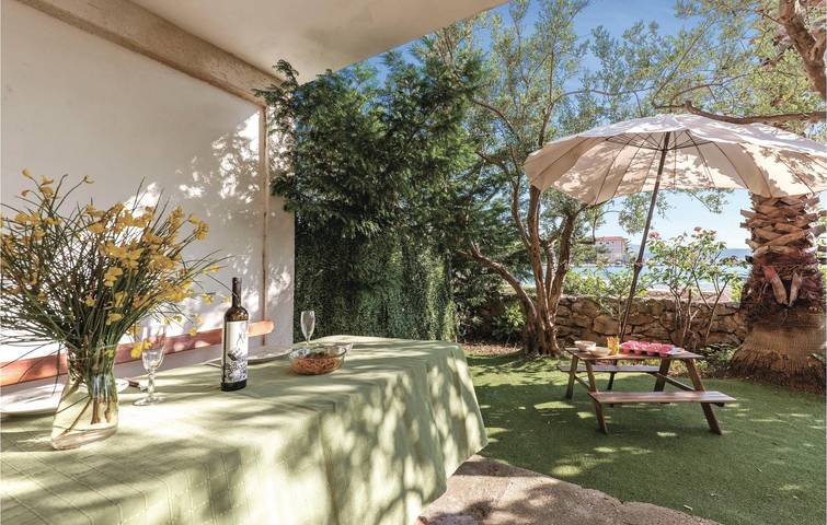 Apartment am Meer mit Terrasse, WLAN und Parkplatz in Zaboric in Zaboric, Šibenik-Knin