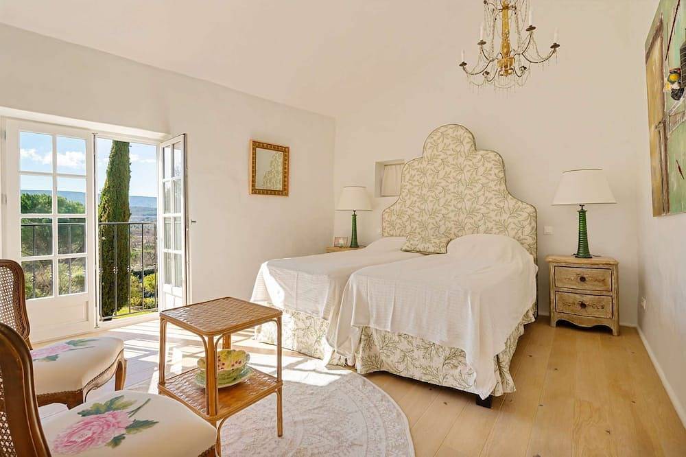 Near Gordes – An exceptional property with a tennis court – Sleeps 12 in Goult, Parc naturel régional du Luberon