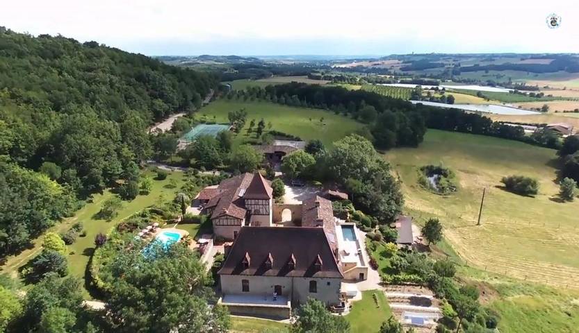 Location de vacances pour 2 personnes, avec Terrasse et Jardin ainsi que Piscine et Vue à Pinel-Hauterive
