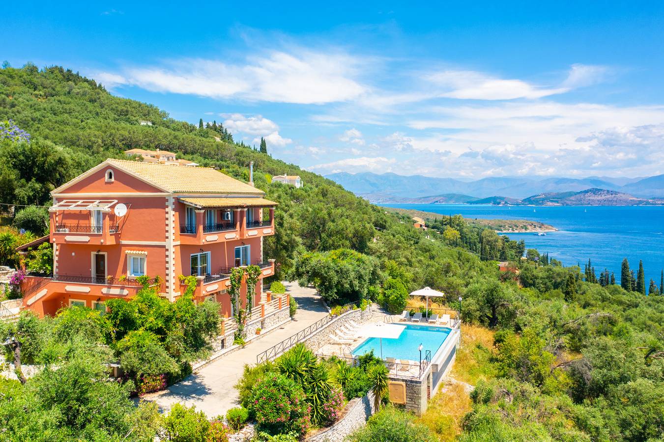 Villa Vasso: Large Private Pool, Walk to Beach, Sea Views, A/C, Wifi in Paralia Kerasia, Corfu