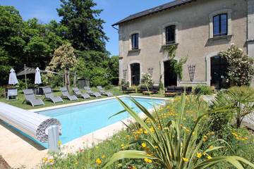 Gîte pour 14 personnes, avec jardin ainsi que piscine et terrasse, animaux acceptés à Champagnac-la-Rivière