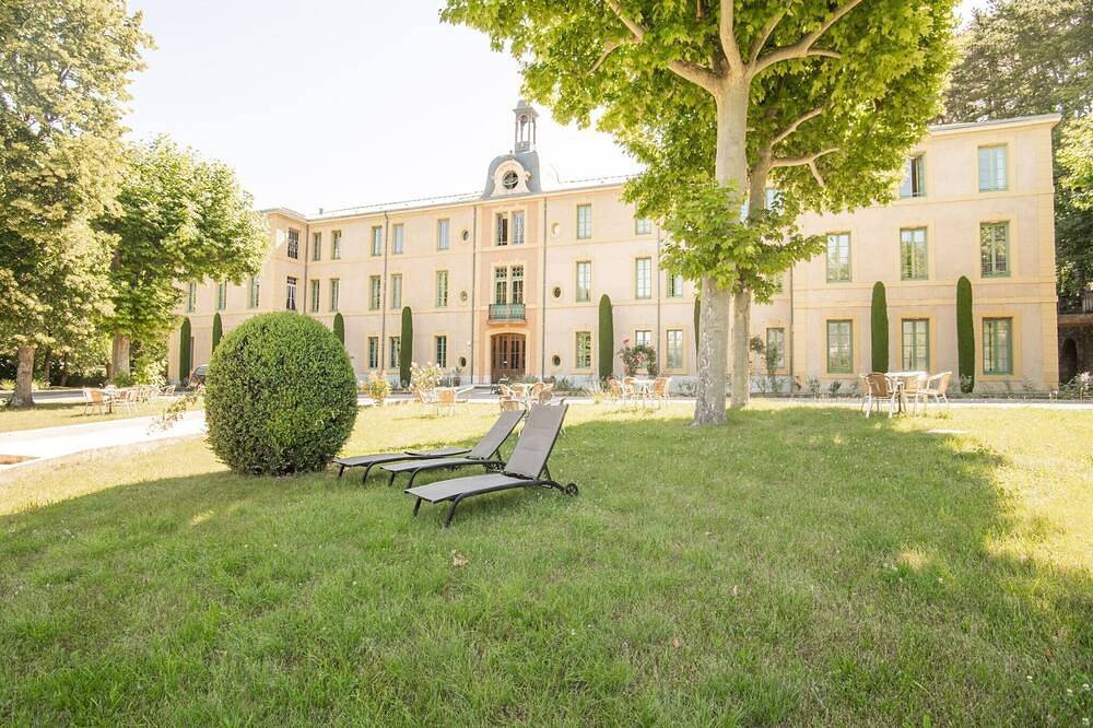 Entire apartment, Studio in Montbrun Castle with Pool in Montbrun-les-Bains, Nyons region