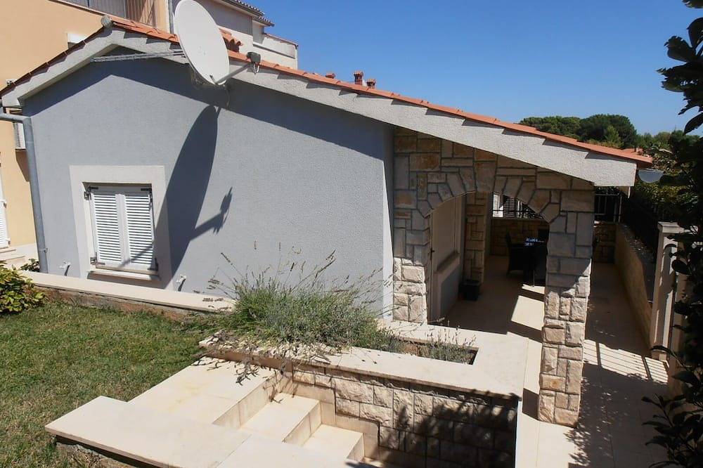 Romantic Apartment in a Detached House with Private Entrance in Pula-Medulin, Pula
