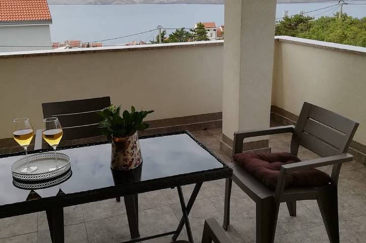 Ferienwohnung für 5 Personen, mit Terrasse und Garten in Karlobag
