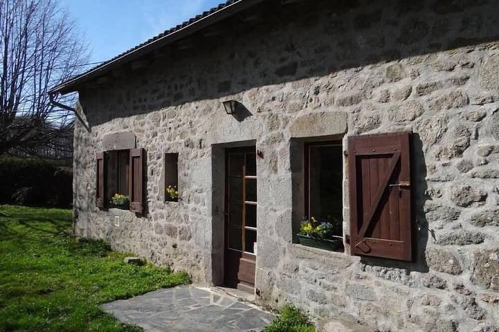 Location de vacances pour 6 personnes, avec jardin à Roumégoux