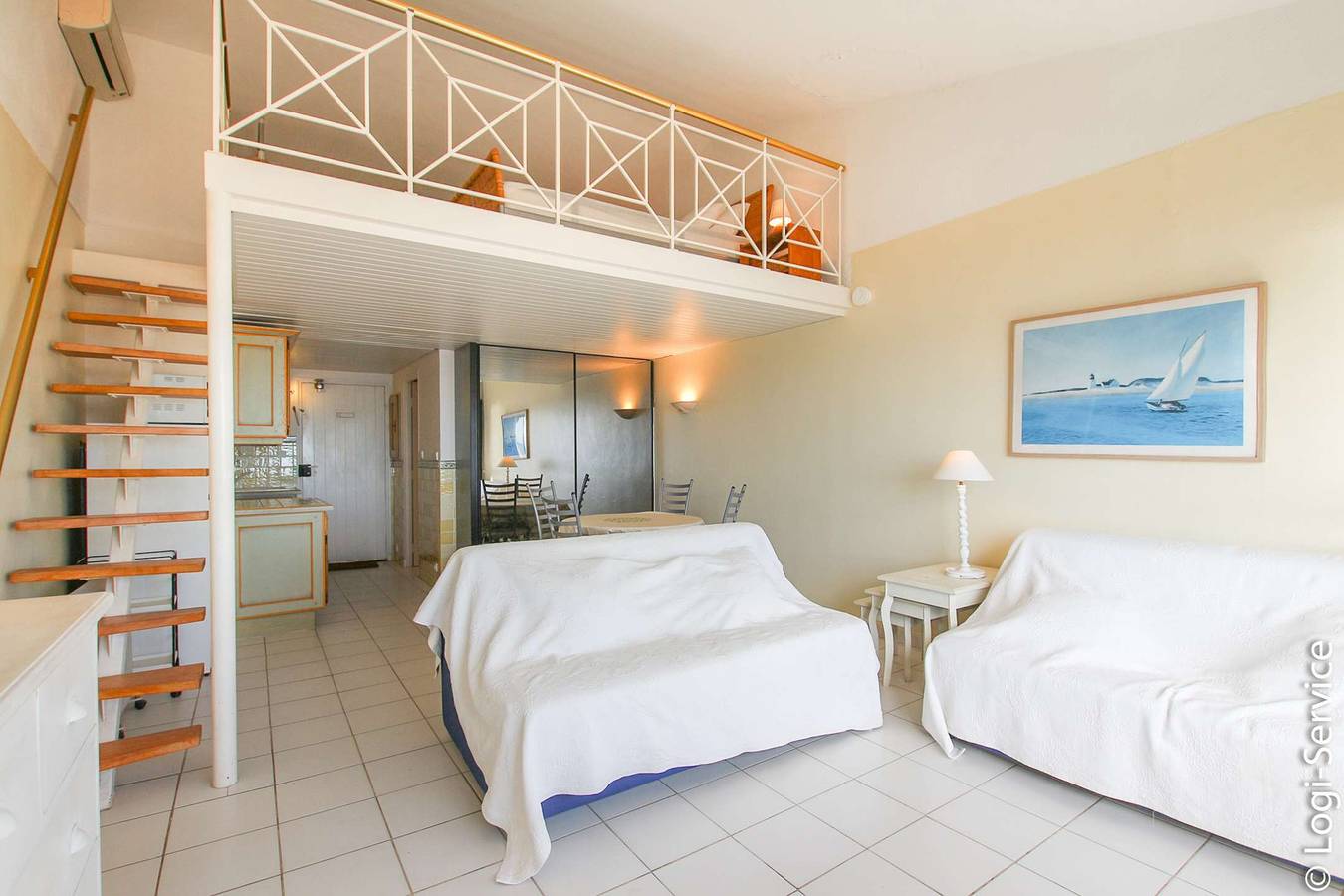 Hel studio-lejlighed, Studio flat with mezzanine on the beach in Port Grimaud, Grimaud