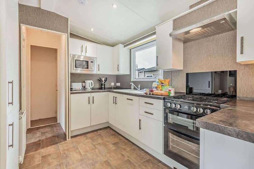 Maple Brook Lodge- Modern Lodge with Deck Near New Forest & Beach in Milford-on-Sea, Hampshire