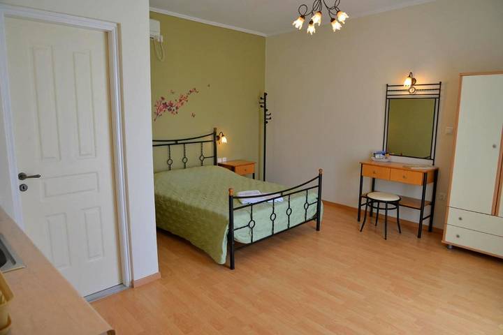 Gîte pour 2 personnes, avec jardin et vue dans Adamas - 2