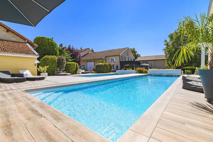 Gîte pour 10 personnes, avec Terrasse et Jardin ainsi que Piscine et Sauna