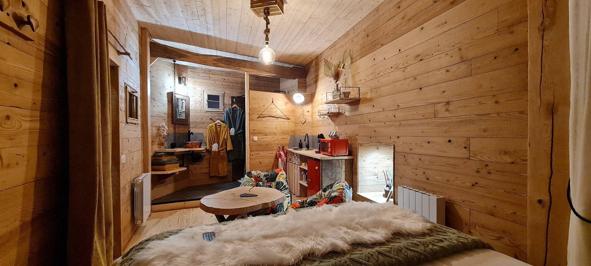 Casa de huéspedes «La Cabane et Spa Chez Jules» con espacio privado y Wi-Fi in Vellerot-lès-Vercel, Jura Francais