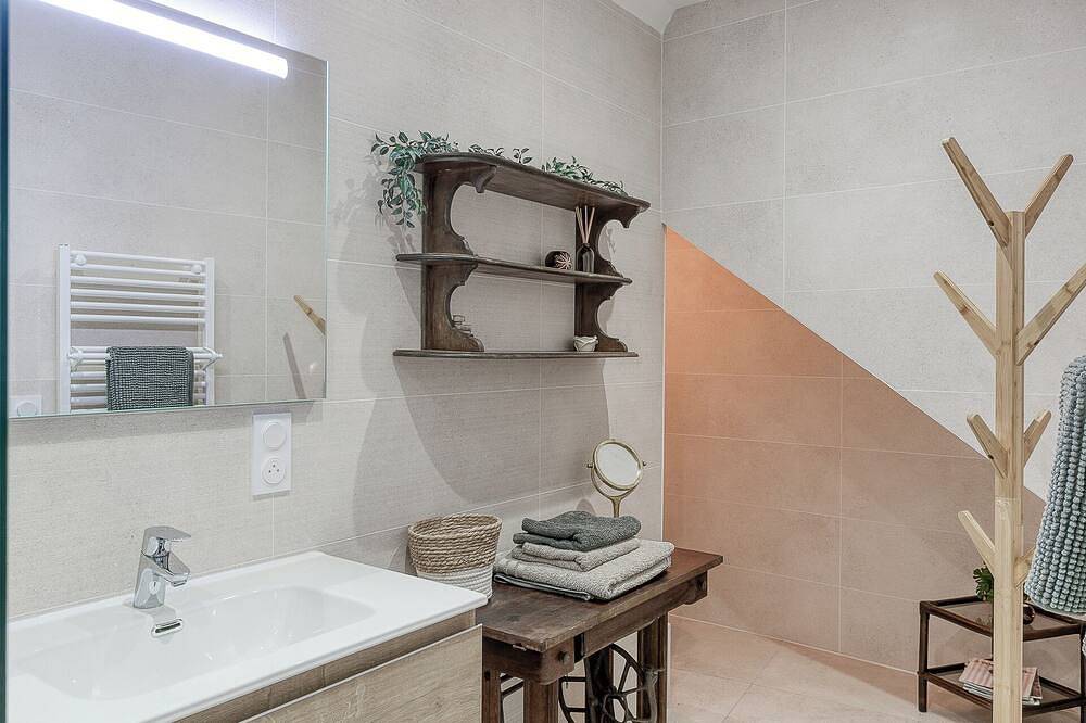 Entire apartment, Studio d'Artiste in the heart of medieval streets in Trévoux, Bourg-en-Bresse region