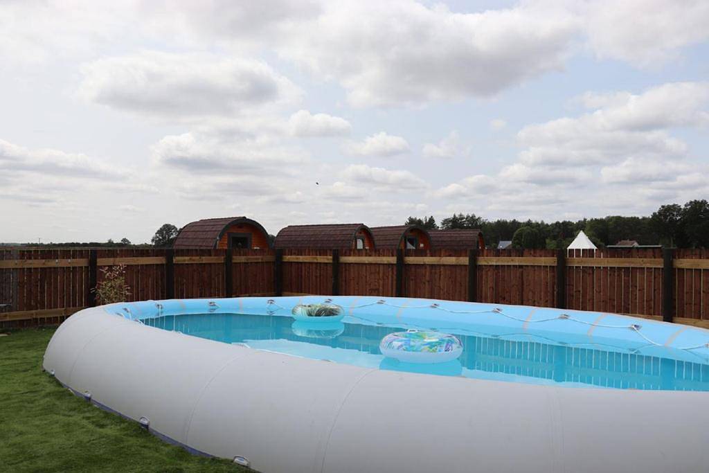Pods & tonneaux du Haras d'Oakland in Le Mesnil-Thomas, Région de Dreux