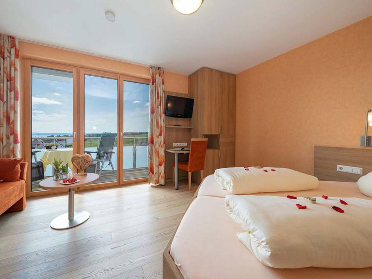 Hotel Mohren Hagnau am Bodensee - Komfortzimmer mit seitlichem Seeblick in Hagnau am Bodensee, Region Bodensee-Oberschwaben
