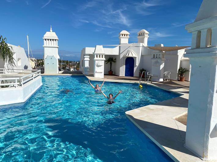 Entire apartment, Luxury Waterfront Apartment with Pool, Terrace and Wi-Fi in Benalmádena Costa, Costa del Sol