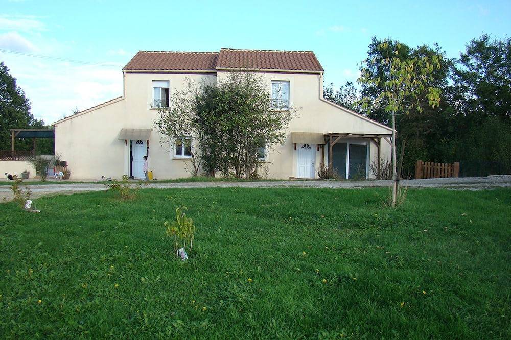 5/7 person house with heated pool between Sarlat and Cahors in Salviac, Lot